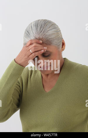 Frau, die unter Kopfschmerzen leiden Stockfoto