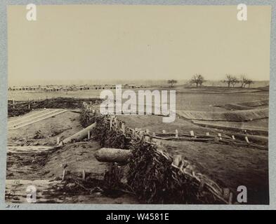 Konföderierten Befestigungen in Centreville, Virginia. März 1862. Quaker Gewehren in den Vordergrund. Winter Kaserne im Hintergrund Stockfoto