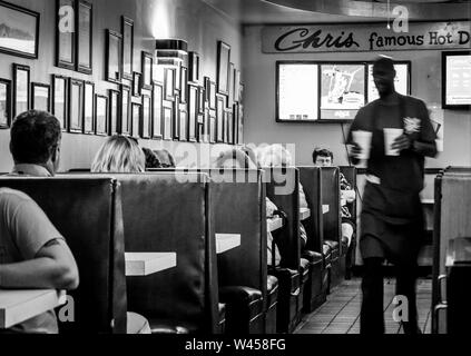 Kellner in den schmierigen Löffel Cafe, Chris berühmten Hot Dogs, berühmt als Heim für Songwriting in einen Stand von Hank Williams, Sr, in Montgomery, AL, USA Stockfoto