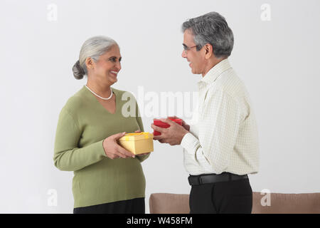 Paar, die einander Geschenke geben Stockfoto