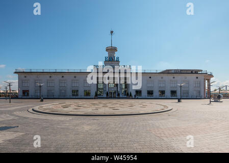 Kiew, Ukraine - Juli 13, 2019: Fassade des Kiewer Flusshafen (Fluss) in Kiew, Ukraine. Stockfoto