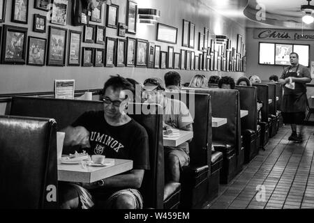 Im Inneren des fettigen Spoon Cafés, Chris' berühmte Hot Dogs, berühmt als Ort für das Songwriting für Hank Williams, SR, in Montgomery AL, USA, in B&W Stockfoto