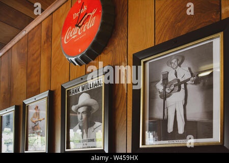 Werbemittel, Poster und Fotos von Hank William, Sr. in Chris' berühmten Hotdogs Restaurant in Montgomery, AL Stockfoto