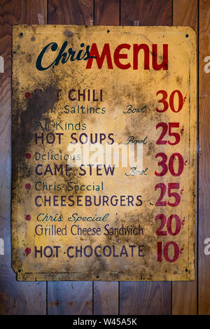 Chris' Menu, EIN klassisches Metallmenü-Schild, das an der Wand von Chris' berühmten Hot Dogs hängt, Hank Williams' Treffpunkt in Montgomery, AL, USA, Stockfoto