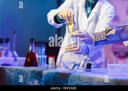 Experimente in einem Chemielabor. Durchführung eines Experiments im Labor. Stockfoto