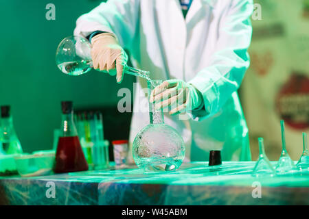 Experimente in einem Chemielabor. Durchführung eines Experiments im Labor. Stockfoto