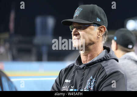 Los Angeles, CA, USA. 19 Juli, 2019. Miami Marlins manager Don Mattingly (8) Uhren das Spiel während des Spiels zwischen den Miami Marlins und die Los Angeles Dodgers at Dodger Stadium Los Angeles, CA. (Foto von Peter Joneleit) Credit: Csm/Alamy leben Nachrichten Stockfoto