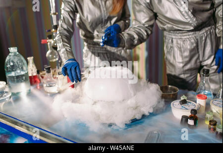 Experimente in einem Chemielabor. Durchführung eines Experiments im Labor. Stockfoto