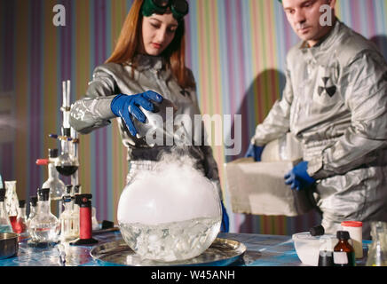 Experimente in einem Chemielabor. Durchführung eines Experiments im Labor. Stockfoto