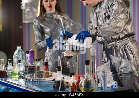 Chemiker machen Drogen im Labor zu Hause Stockfoto