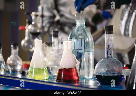 Chemiker machen Drogen im Labor zu Hause Stockfoto