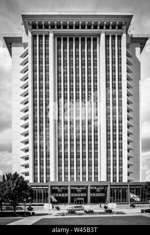 Ein Blick auf die modernen RSA Turm Komplex, noch das höchste Gebäude in Montgomery, AL, USA, in Schwarz und Weiß Stockfoto