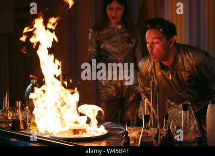 Explosion während des Experiments. Erfolglosen Experiment im chemischen Labor. Stockfoto