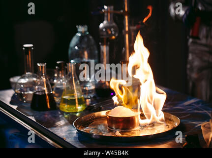 Explosion während des Experiments. Erfolglosen Experiment im chemischen Labor. Stockfoto