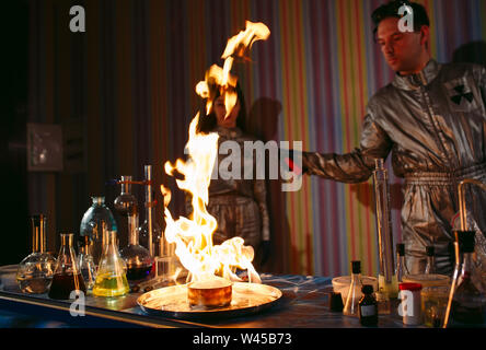 Explosion während des Experiments. Erfolglosen Experiment im chemischen Labor. Stockfoto