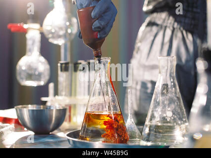 Chemiker machen Drogen im Labor zu Hause Stockfoto