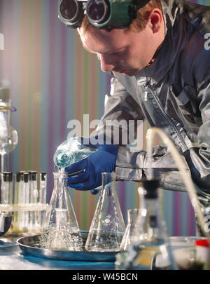Experimente in einem Chemielabor. Experimentieren im Labor Stockfoto