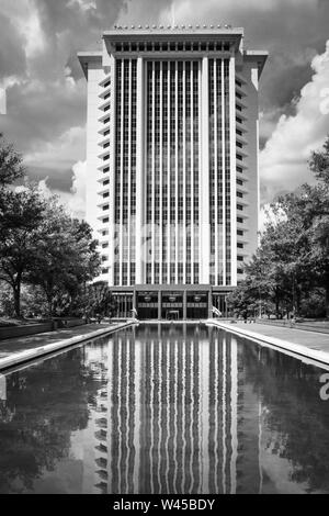 Die reflektierenden Pool vor der modernen RSA Turm Komplex, noch das höchste Gebäude in Montgomery, AL, USA, in Schwarz und Weiß Stockfoto