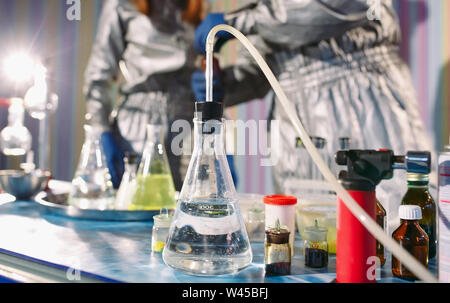 Experimente in einem Chemielabor. Experimentieren im Labor Stockfoto