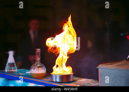 Explosion während des Experiments. Erfolglosen Experiment im chemischen Labor. Stockfoto