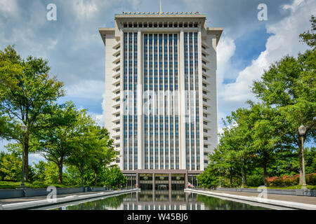 Die reflektierenden Pool vor der modernen RSA Turm Komplex, noch das höchste Gebäude in Montgomery, AL, USA, Stockfoto