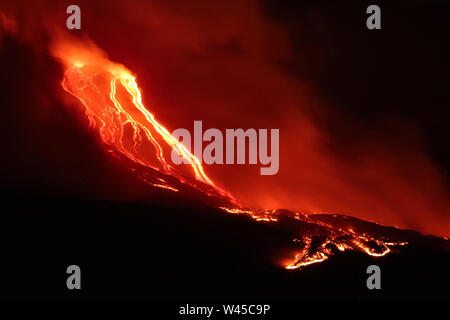 Ätna, Catania, Italien. Juli 2019 19. Fornazzo (Catania) Ätna weiterhin lebhaften Strombolianische Tätigkeit der Neuen Süd-Ost Krater, der ein langer Lavastrom, der fließt aus dem Tal der Bove (Angela Platania/Fotogramma, - 2019-07-19) p.s. La foto e 'utilizzabile nel rispetto del contesto in Cui e' Stata scattata, e senza intento diffamatorio del decoro delle Persone rappresentate Credit: Unabhängige Fotoagentur Srl/Alamy Leben Nachrichten generiert hat Stockfoto