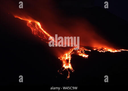 Ätna, Catania, Italien. Juli 2019 19. Fornazzo (Catania) Ätna weiterhin lebhaften Strombolianische Tätigkeit der Neuen Süd-Ost Krater, der ein langer Lavastrom, der fließt aus dem Tal der Bove (Angela Platania/Fotogramma, - 2019-07-19) p.s. La foto e 'utilizzabile nel rispetto del contesto in Cui e' Stata scattata, e senza intento diffamatorio del decoro delle Persone rappresentate Credit: Unabhängige Fotoagentur Srl/Alamy Leben Nachrichten generiert hat Stockfoto
