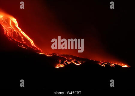 Ätna, Catania, Italien. Juli 2019 19. Fornazzo (Catania) Ätna weiterhin lebhaften Strombolianische Tätigkeit der Neuen Süd-Ost Krater, der ein langer Lavastrom, der fließt aus dem Tal der Bove (Angela Platania/Fotogramma, - 2019-07-19) p.s. La foto e 'utilizzabile nel rispetto del contesto in Cui e' Stata scattata, e senza intento diffamatorio del decoro delle Persone rappresentate Credit: Unabhängige Fotoagentur Srl/Alamy Leben Nachrichten generiert hat Stockfoto