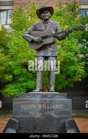 Lebensgroße Bronzestatue von Hank Williams, Sr, seine Gitarre zupfen, in der RSA Turm Komplex in Montgomery, AL, USA Stockfoto