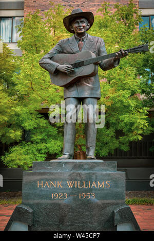 Lebensgroße Bronzestatue von Hank Williams, Sr, seine Gitarre zupfen, in der RSA Turm Komplex in Montgomery, AL, USA Stockfoto