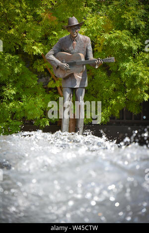 Eine aktive Brunnen vor der Bronzestatue von Hank Williams, Sr, seine Gitarre zupfen, in der RSA Turm Komplex in Montgomery, AL, USA Stockfoto