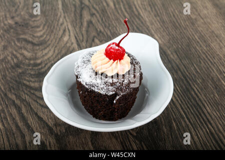 Chocolate Cupcake mit Cherry Stockfoto