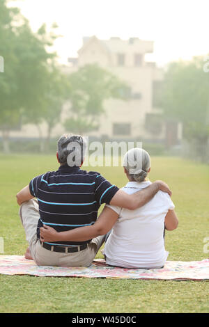 Paar mit Picknick in einem park Stockfoto