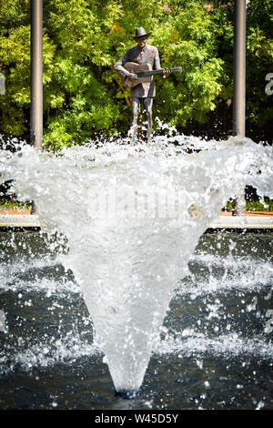 Eine aktive Brunnen vor der Bronzestatue von Hank Williams, Sr, seine Gitarre zupfen, in der RSA Turm Komplex in Montgomery, AL, USA Stockfoto