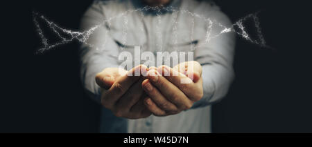 Mann mit DNA-Molekül in der Palme. Innovative Technologien. Mixed Media. Stockfoto