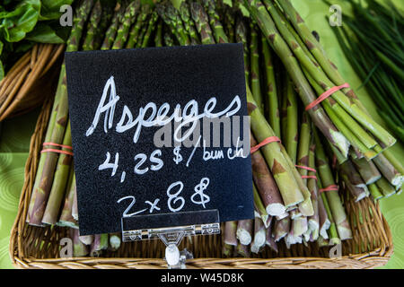 Eine Nahaufnahme von Spargel Trauben in einem traditionellen Korb auf einem Marktstand in einem fairen, einem französischen Preis Aufkleber befindet sich in der Frontseite mit Kopie gesehen - Raum Stockfoto