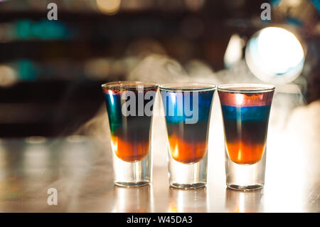 Mehrfarbige Schüsse auf der Bar in einen Rauch Stockfoto