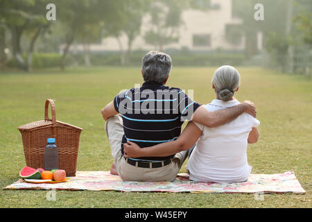 Paar mit Picknick in einem park Stockfoto