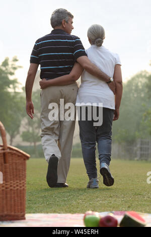 Paar mit Picknick in einem park Stockfoto