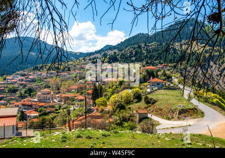 Blick auf Bergdorf, Baltessiniko in Arcadia, Peloponnes, Griechenland Stockfoto