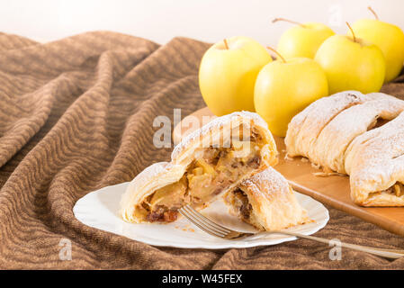 Scheibe hausgemachten Apfelstrudel (apfelkuchen) Stockfoto
