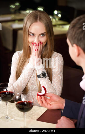 Heiratsantrag in einem Restaurant. Schöne junge Paar in einem Cafe. Stockfoto