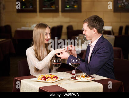 Heiratsantrag in einem Restaurant. Schöne junge Paar in einem Cafe. Stockfoto