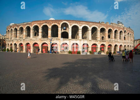 Florenz, Italien, Juli 2018, Touristen auf die Reste des römischen Amphitheaters. Stockfoto