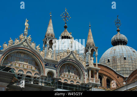 Allgemeine Ansicht der oberen Teil der Basilika di San Marco und steht in der Piazza di San Marco, Venedig, Italien. Stockfoto