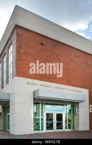 Eingang des Gebäudes für die Rosa Parks Library and Museum in Downtown Montgomery, AL, USA Stockfoto