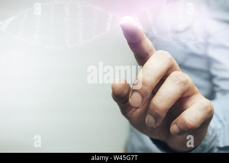 Nahaufnahme der menschlichen Berührung DNA-Molekül auf einem weißen Hintergrund. Mixed Media. Stockfoto