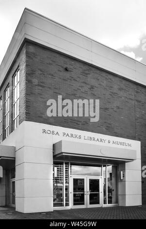 Eingang des Gebäudes für die Rosa Parks Library and Museum in Downtown Montgomery, AL, USA, in Schwarz und Weiß Stockfoto