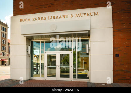 Eingang des Gebäudes für die Rosa Parks Library and Museum in Downtown Montgomery, AL, USA Stockfoto