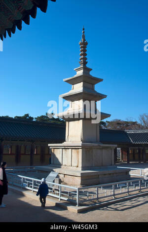 GYEONGJU CITY, South Korea, November 2018, Touristische an Seokga Sakyamuni Stupa in der Bulguk buddhistische Tempelanlage. Stockfoto